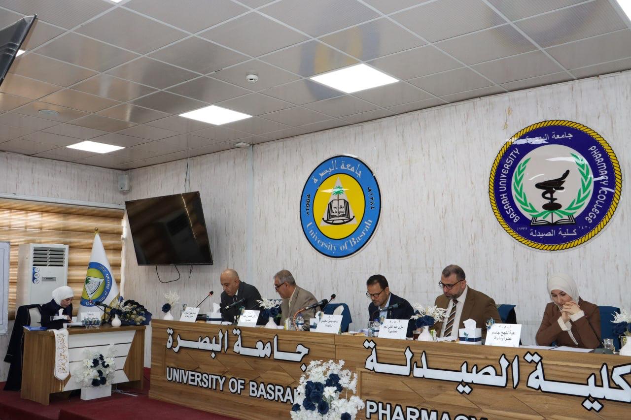 جانب من مناقشة رسالة الماجستير في كلية الصيدلة جامعة البصرة